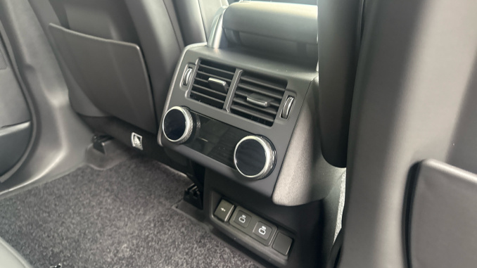 Land Rover Discovery 3.0 D350 Metropolitan Edition 5dr Auto Diesel Station Wagon - Image 18